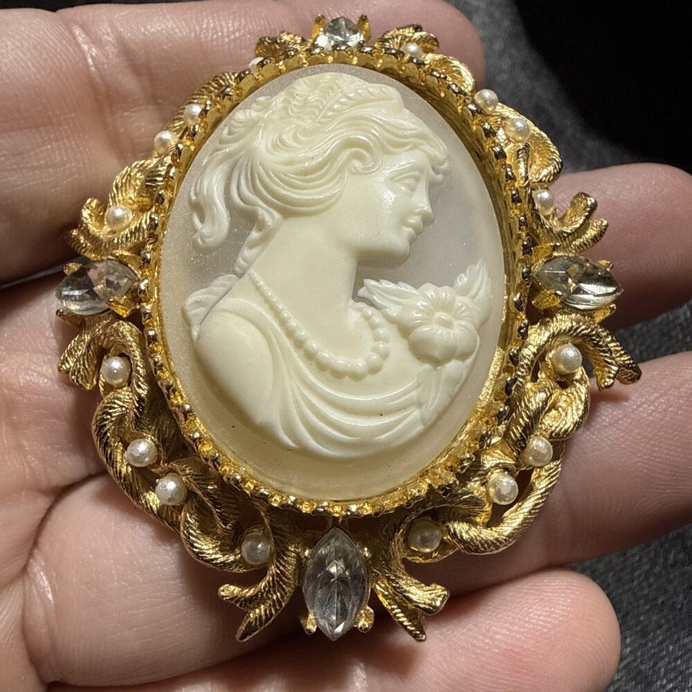 Beautiful Signed Gerard E. Yosca Cameo Pendant Brooch